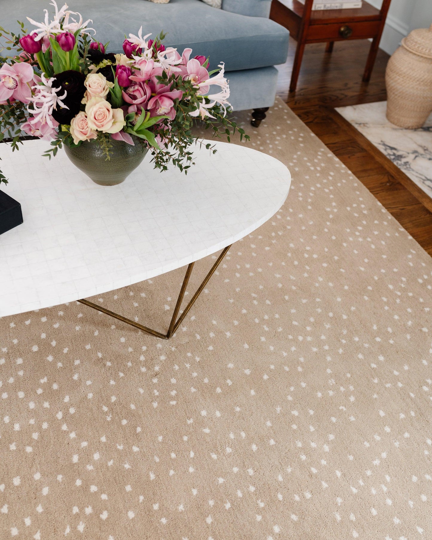 Beige speckled Antelope pattern rug, 2' x 3'.