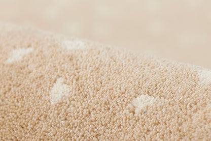 Close-up of beige rug fibers with a wood-look texture, forming a soft pile.