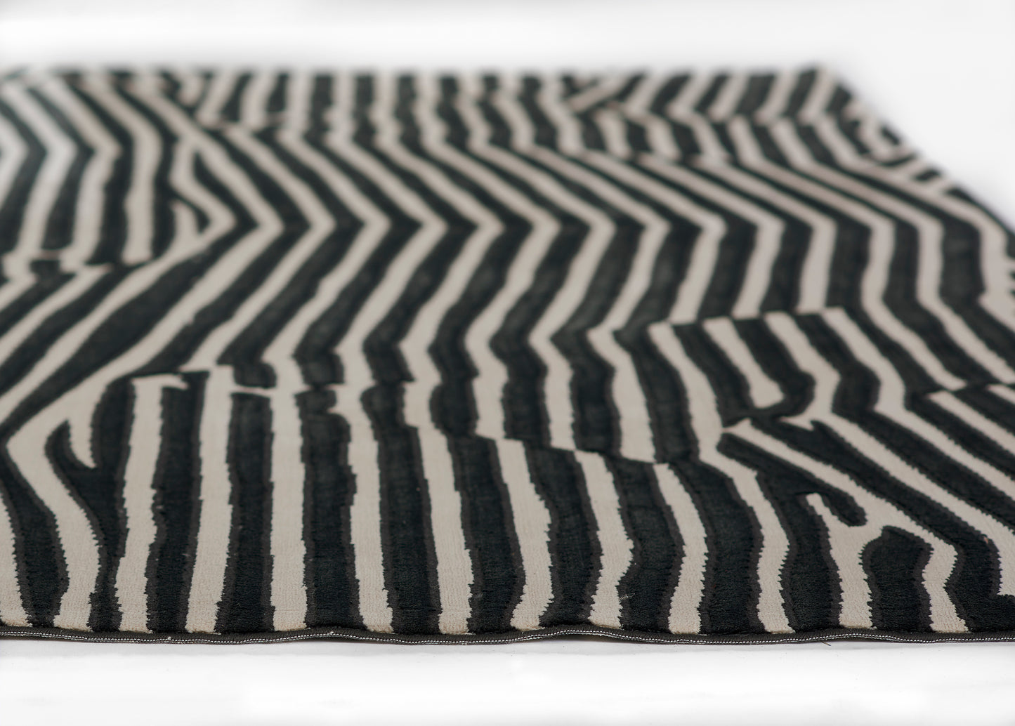 Momeni Rugs   Xander 4'X6'    - XANDEXAN-2BLK3B57