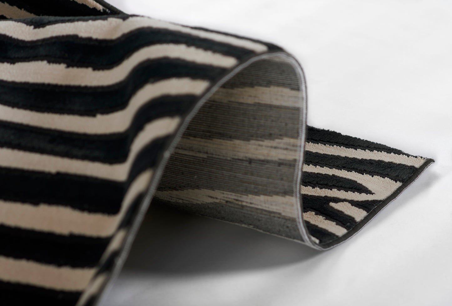 Momeni Rugs   Xander 5'X8'    - XANDEXAN-2BLK5376