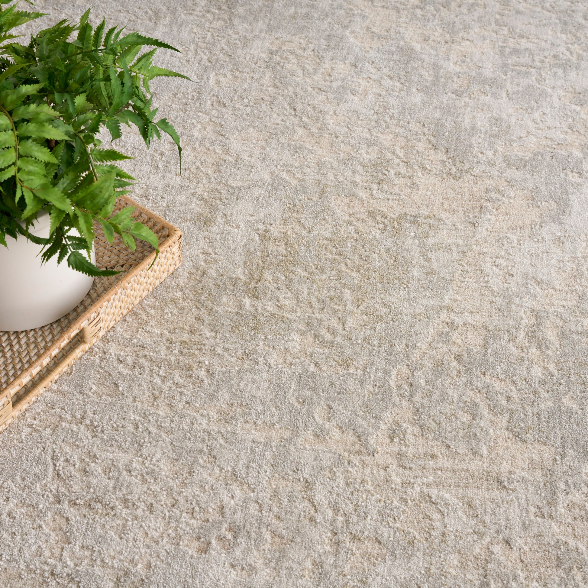 Modern 5' x 8' rug.