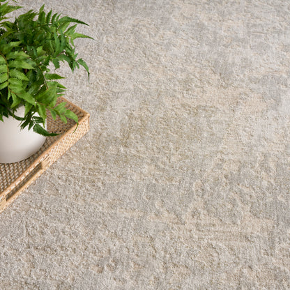 Modern 5' x 8' rug.